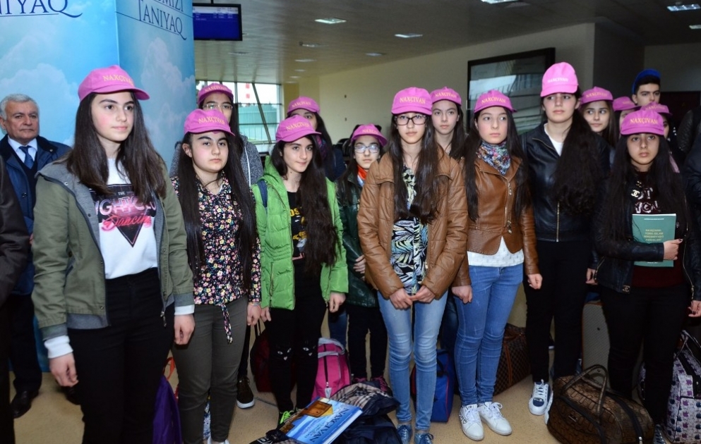 “Ölkəmizi tanıyaq” tur-aksiyası çərçivəsində naxçıvanlı məktəblilər Bakıya gəliblər VİDEO