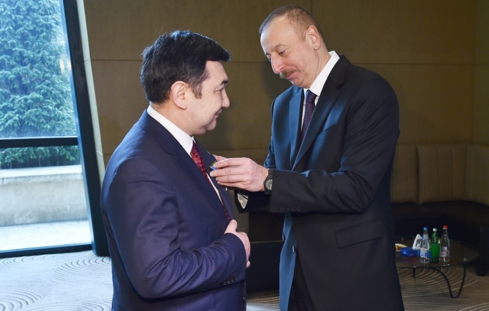 Le président Ilham Aliyev a remis l’Ordre de l’Amitié à Darkhan Kydyrali, président de l'Académie internationale turque VIDEO