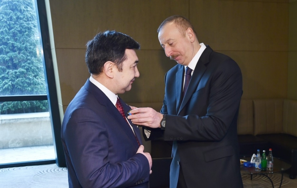 Президент Ильхам Алиев вручил президенту Международной тюркской академии Дархану Кыдырали орден «Достлуг» ОБНОВЛЕНО ВИДЕО