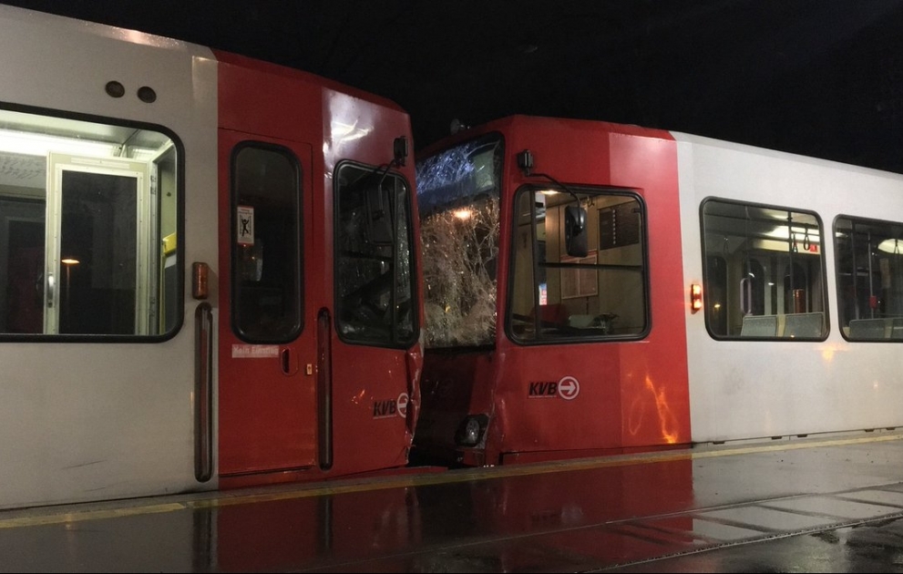 Köln şəhərində iki tramvay toqquşub, azı 40 nəfər xəsarət alıb VİDEO