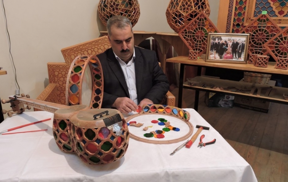 Şəkili sənətkar: Şəbəkə sənətində yeniliklər etməyi xoşlayıram VİDEO