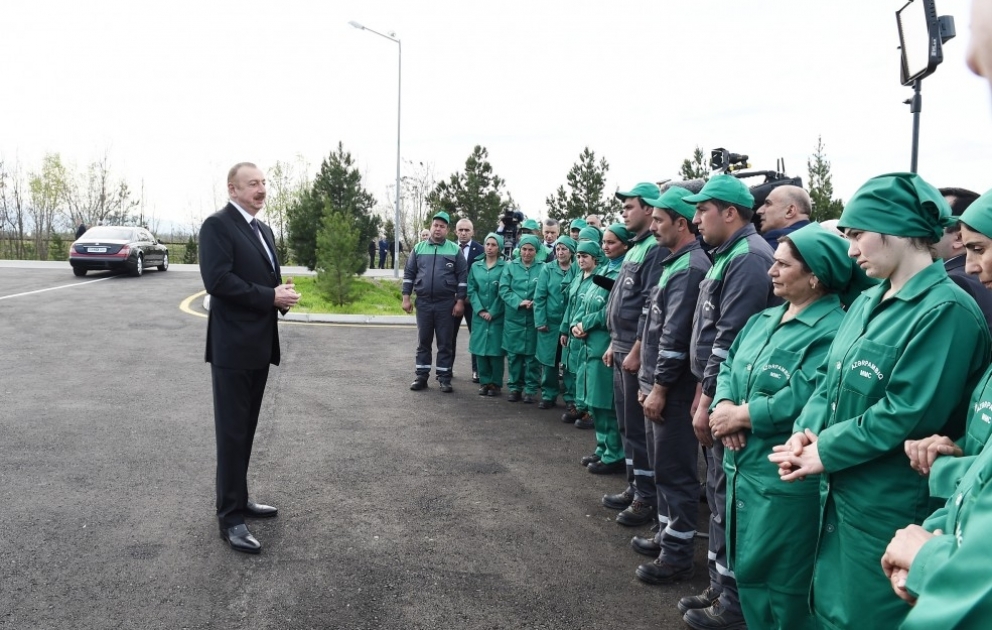 Prezident İlham Əliyev bərdəli fermer Musa Quliyevin pambıq tarlası ilə tanış olub YENİLƏNİB VİDEO