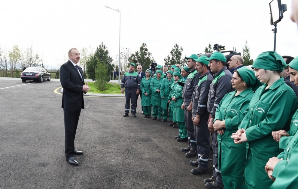 President Ilham Aliyev viewed Barda farmer Musa Guliyev`s cotton plantation VIDEO