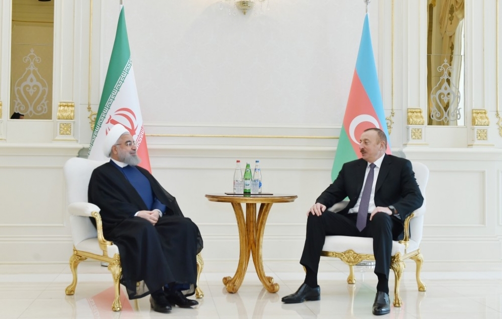 Staatpräsident Ilham Aliyev trifft sich mit Präsident Hassan Rouhani zu Vieraugengespräch VIDEO