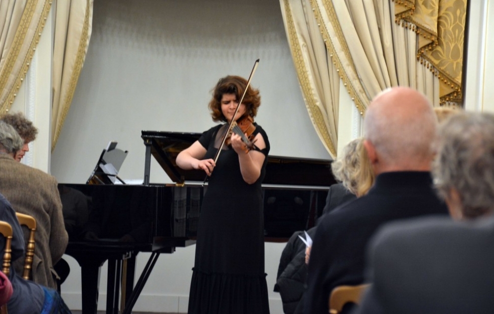 Gənc skripkaçı Əzizə Salahova Paris “Skripka baharı” festivalında VİDEO