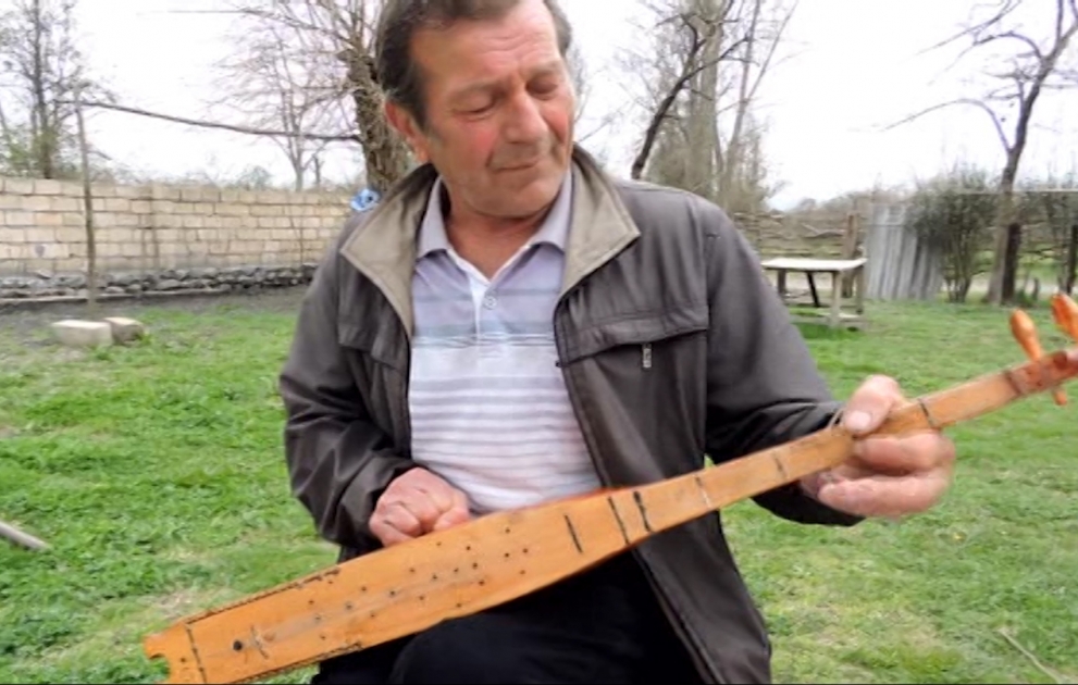Bir əli ilə tənbur düzəldən usta: Sifariş sarıdan narazılığım yoxdur VİDEO
