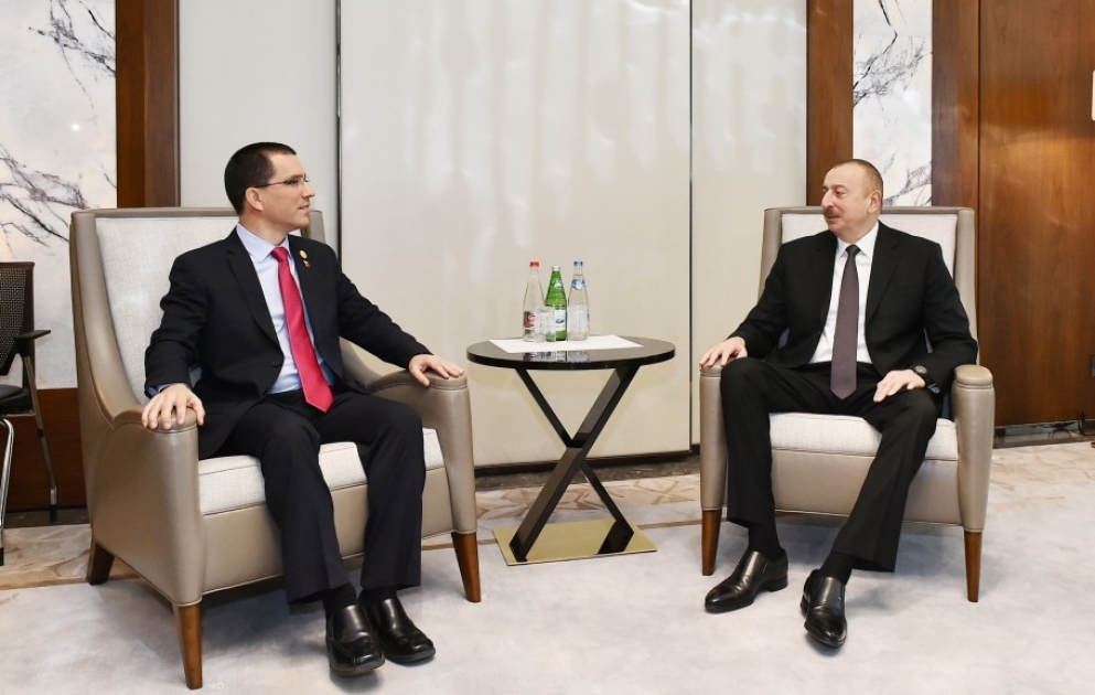 Aserbaidschans Präsident Ilham Aliyev empfängt venezolanische Delegation VIDEO
