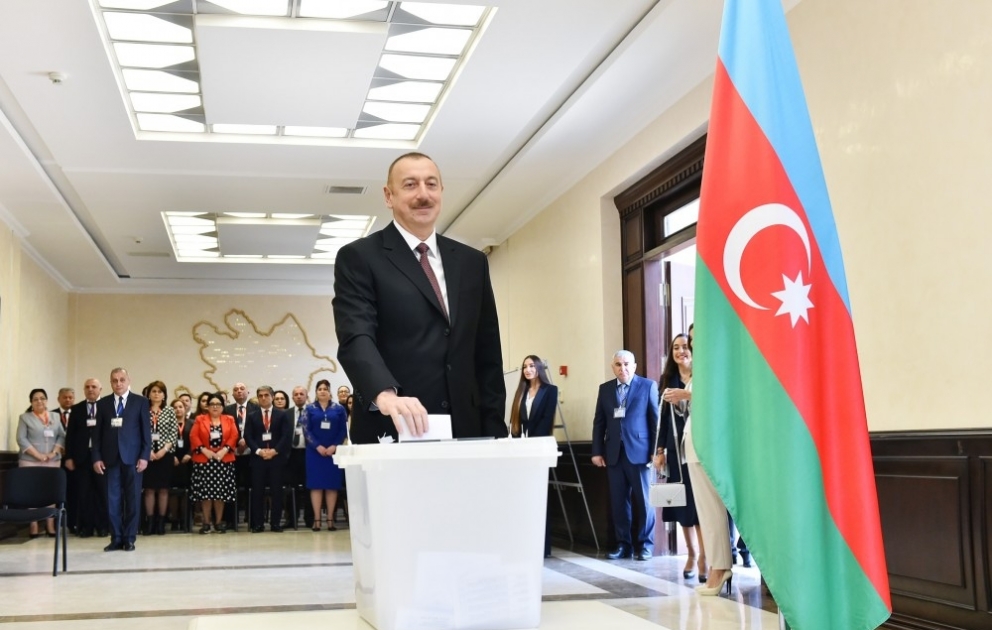 Azərbaycan Prezidenti İlham Əliyev 6 saylı seçki məntəqəsində səs verib YENİLƏNİB VİDEO