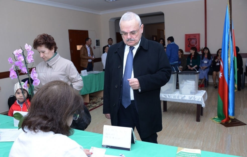 Премьер-министр Артур Раси-заде проголосовал на избирательном участке номер 29 ВИДЕО