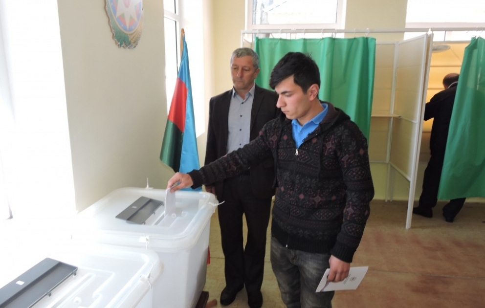 Seçkilərdə ilk dəfə iştirak edən gənc sabah hərbi xidmətə yola düşür VİDEO