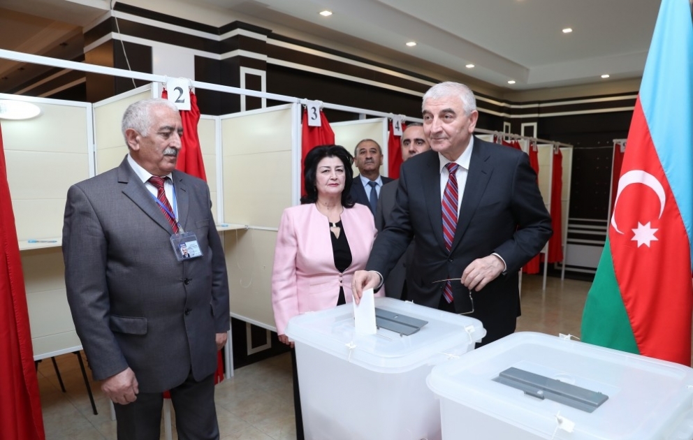 Mərkəzi Seçki Komissiyasının sədri 31 saylı seçki məntəqəsində səs verib VİDEO