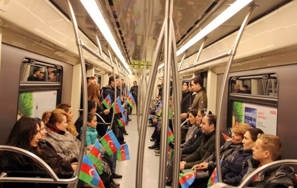 Bakı metrosunda Xalq Cümhuriyyətinin 100 illiyinə həsr olunan aksiya keçirilib VİDEO