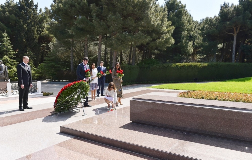 Staatspräsident Ilham Aliyev besucht Grabmal von Nationalleader Heydar Aliyev VIDEO