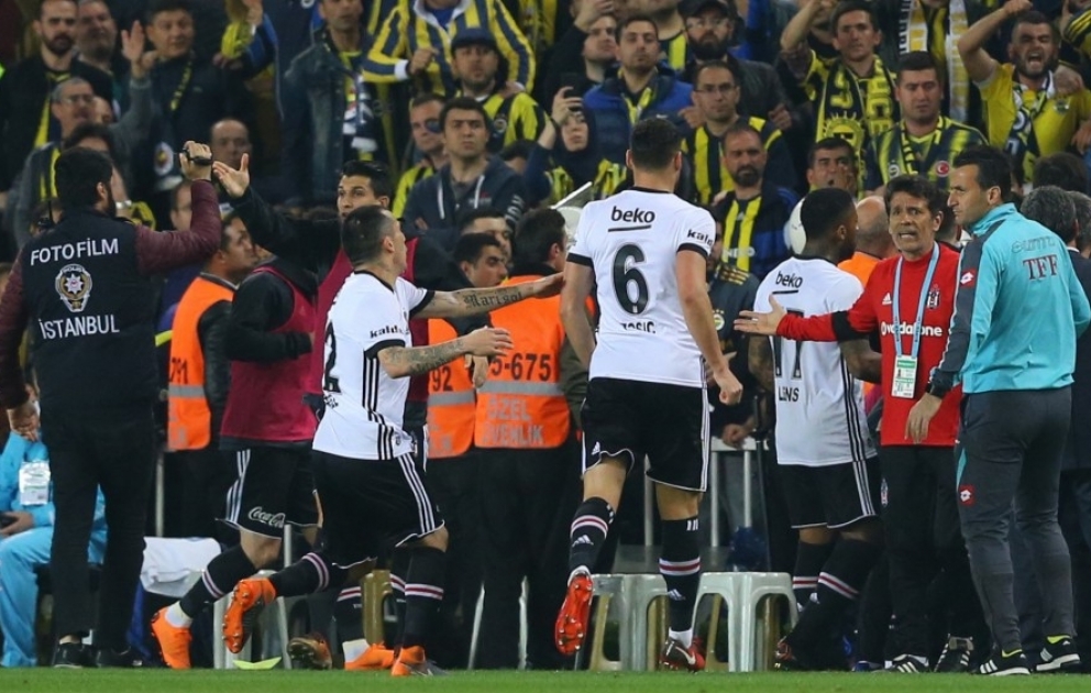Türkiyə Kubokunda “Fənərbağça”-“Beşiktaş” oyunu yarımçıq dayandırılıb VİDEO