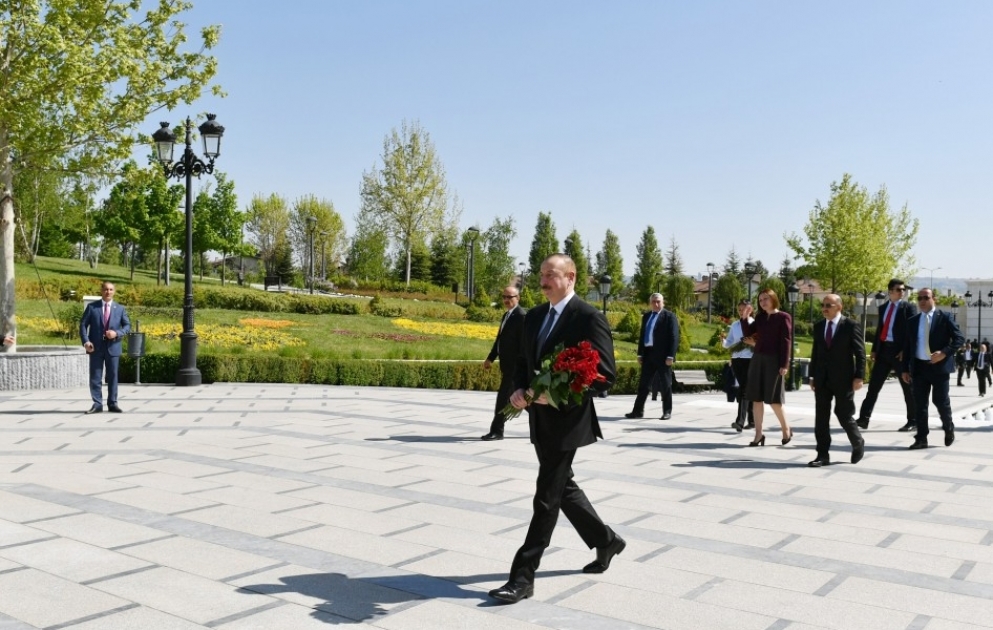 Le président Ilham Aliyev se recueille devant le monument d’Heydar Aliyev à Ankara VIDEO