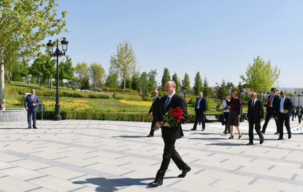 Präsident Ilham Aliyev besucht Denkmal von Heydar Aliyev in Ankara VIDEO