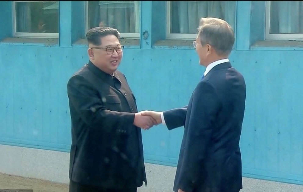 Koreya liderlərinin tarixi görüşü başlayıb VİDEO