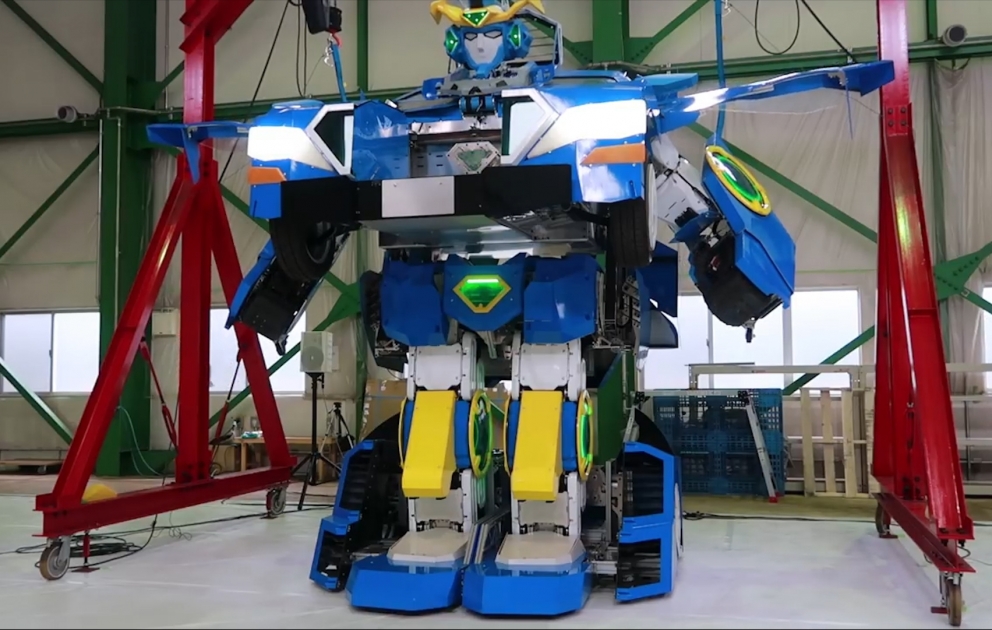 Yaponiya şirkəti avtomobilə çevrilə bilən robot düzəldib VİDEO
