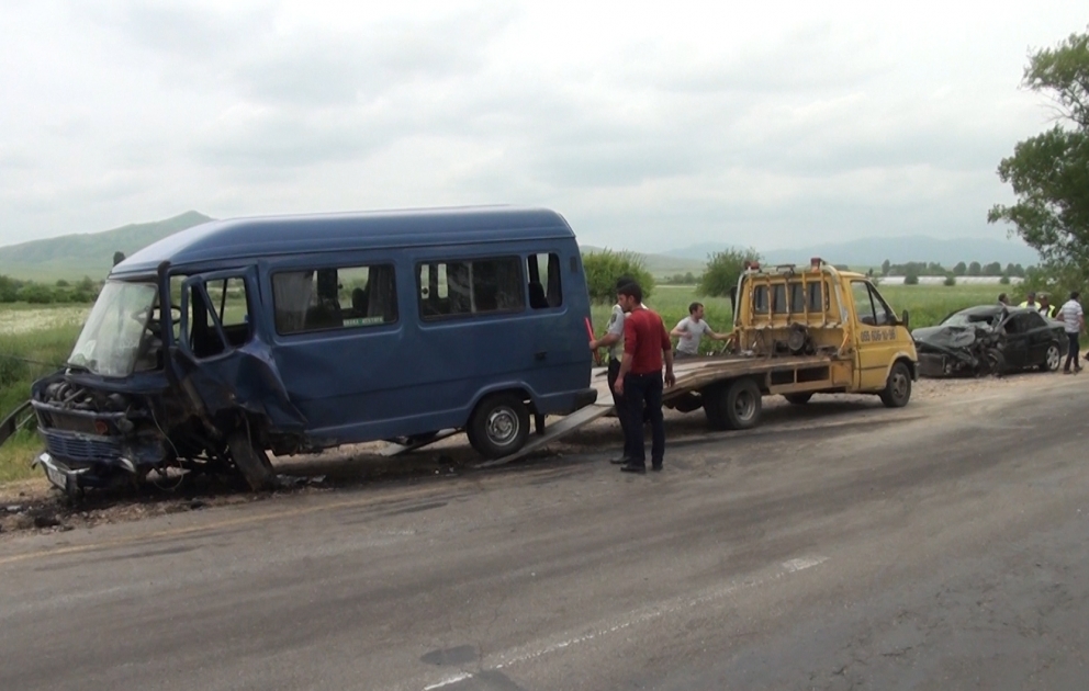 Ağstafada mikroavtobusla minik avtomobilləri toqquşub, 13 nəfər yaralanıb VİDEO
