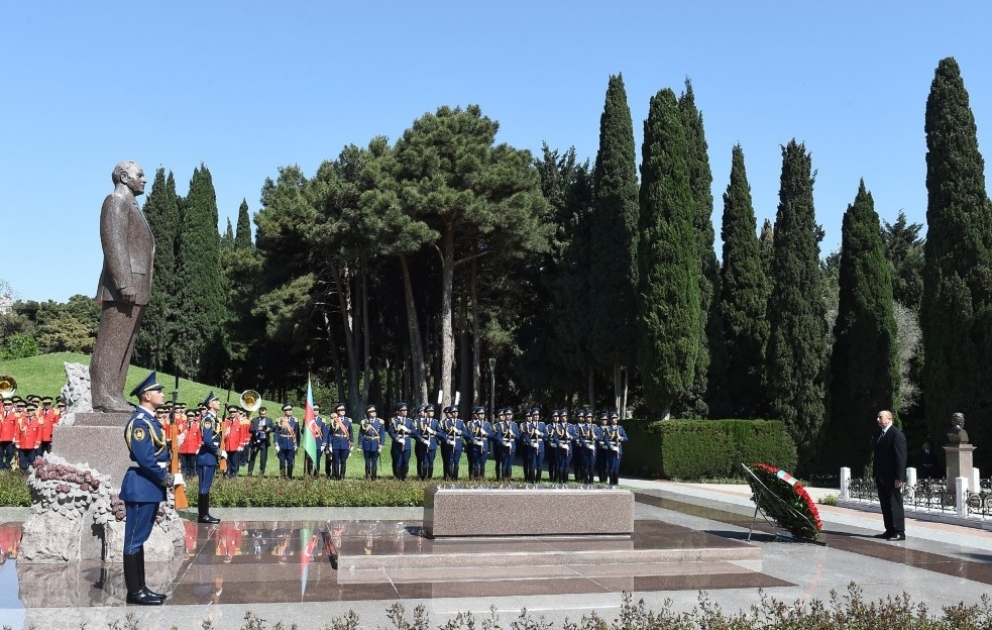 President Ilham Aliyev visited grave of national leader Heydar Aliyev VIDEO
