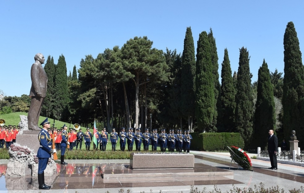 Le président Ilham Aliyev se recueille devant la tombe du leader national Heydar Aliyev VIDEO