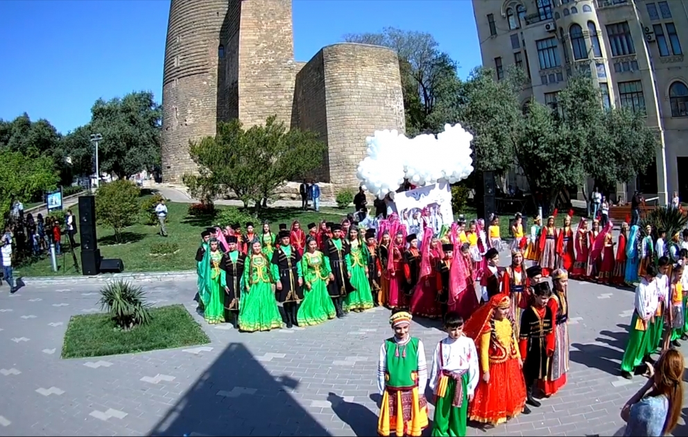 Qız qalasının qarşısında Ulu Öndərin 95 illiyinə həsr olunan fləşmob VİDEO