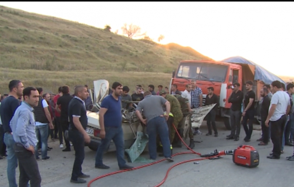 Siyəzəndə minik avtomobilinin "KamAZ"la toqquşması nəticəsində 1 nəfər ölüb  VİDEO