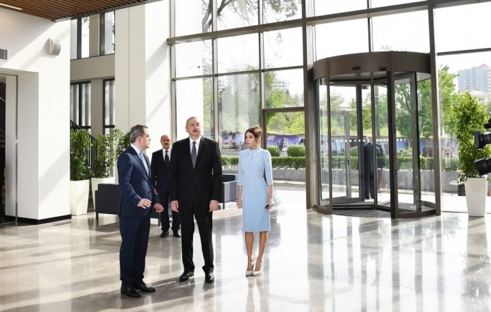 Staatspräsident Ilham Aliyev weiht neues Gebäude moderner Bildungseinrichtung in Baku ein VIDEO