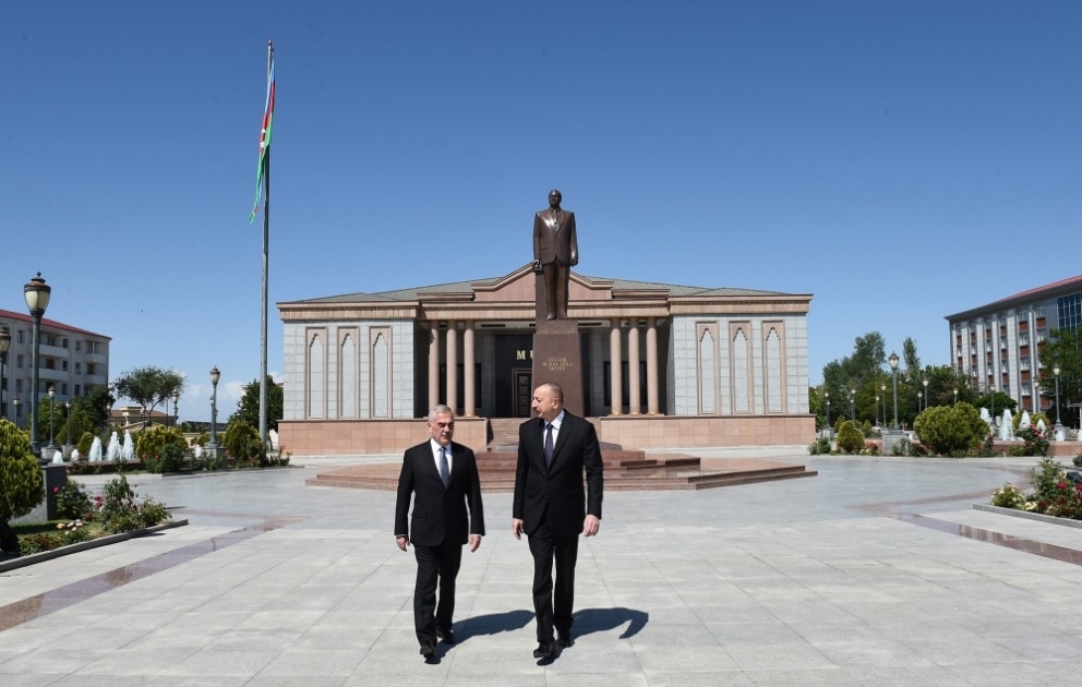 Nachitschewan: Staatspräsident Ilham Aliyev besucht Denkmal von Nationalleader Heydar Aliyev VIDEO