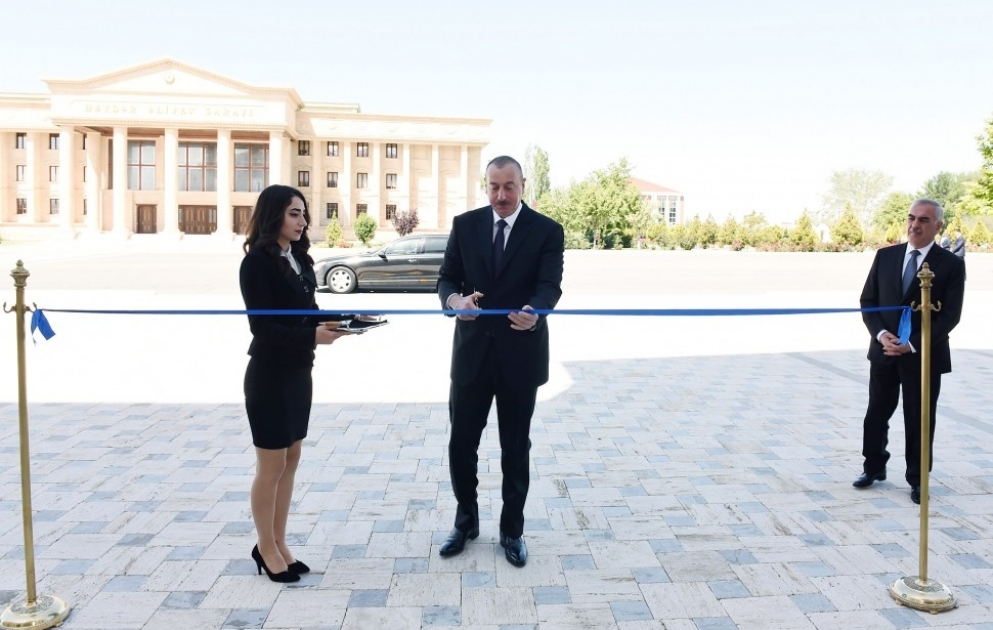 Staatspräsident Ilham Aliyev weiht neu gebautes Lehrerinstitut in Nachitschewan ein VIDEO
