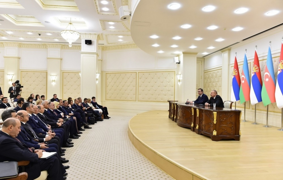 Déclaration conjointe à la presse des présidents azerbaïdjanais et serbe VIDEO