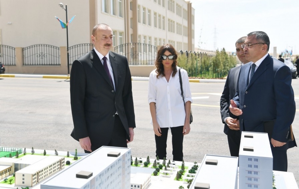 Präsident Ilham Aliyev weiht für Flüchtlingsfamilien gebauten Wohnkomplex “Gobu Park“ im Garadagh Bezirk von Baku ein VIDEO