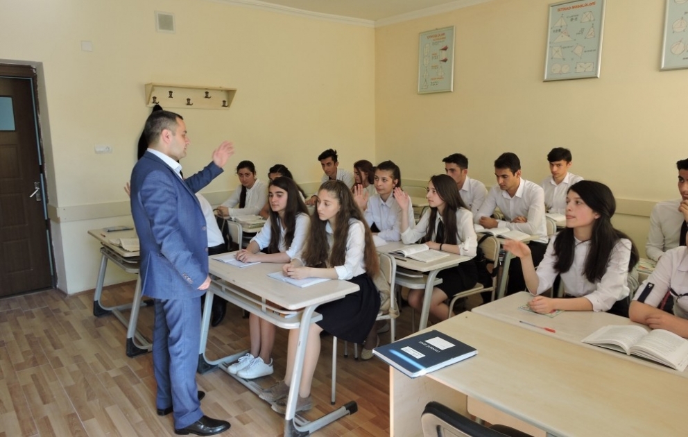 Şəkinin 5 nömrəli tam orta məktəbində bir sinfin 7 şagirdi 600 baldan yuxarı nəticə göstərib  VİDEO