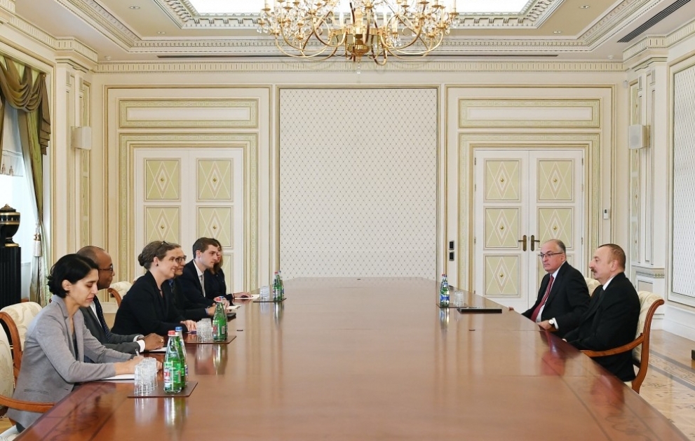 Präsident Ilham Aliyev empfängt eine Delegation um stellvertretende US-Staatssekretärin für Energiefragen VIDEO