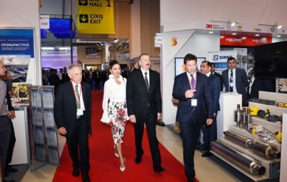 Präsident Ilham Aliyev besichtigt internationale Ausstellung und Konferenz für Öl und Gas VIDEO