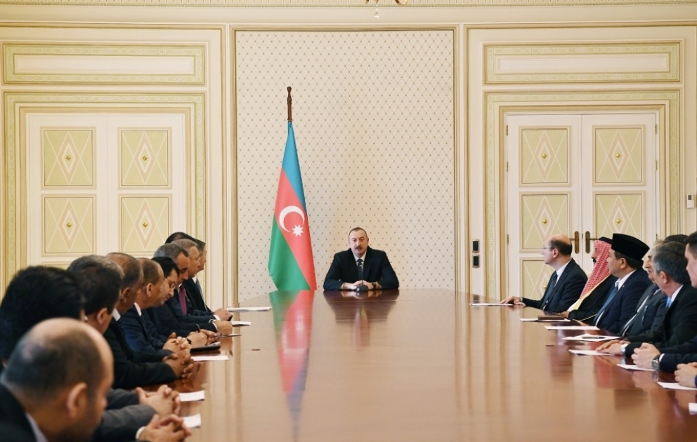 Präsident Ilham Aliyev empfängt Botschafter und Chefs diplomatischer Vertretungen der muslimischen Länder VIDEO