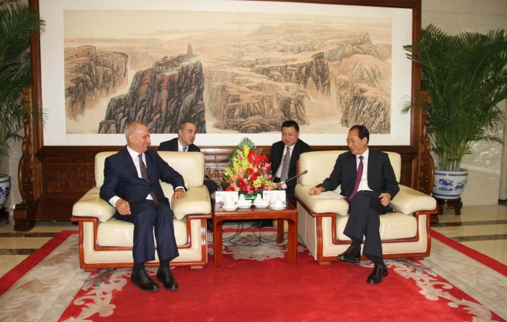 Peking: AZERTAC und Xinhua diskutierten über Entwicklungsrichtungen der Partnerschaft VIDEO