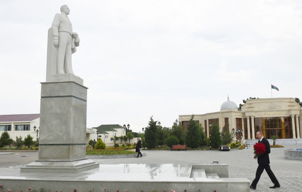 Посещение памятника великому лидеру Гейдару Алиеву в Геранбое ВИДЕО