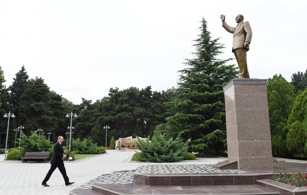 President Ilham Aliyev visited statue of national leader Heydar Aliyev in Naftalan VIDEO
