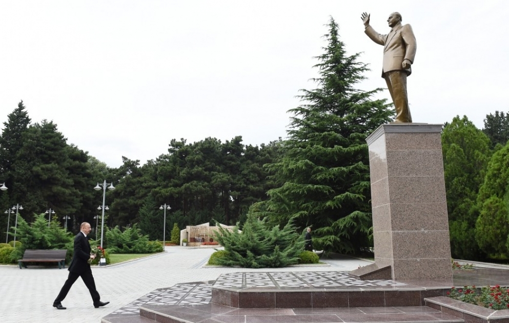 Посещение памятника общенациональному лидеру Гейдару Алиеву в городе Нафталан ВИДЕО