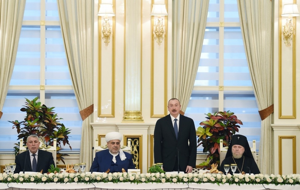Prezident İlham Əliyev müqəddəs Ramazan ayı münasibətilə iftar mərasimində iştirak edib YENİLƏNİB 2 VİDEO
