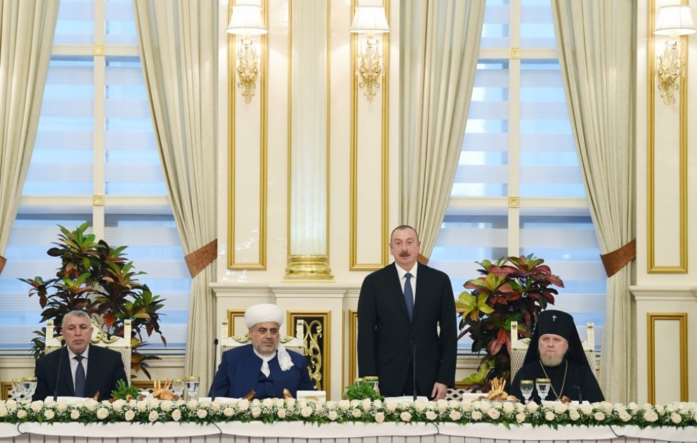 Ramadan 2018: le président Ilham Aliyev a participé à un repas d’iftar VIDEO