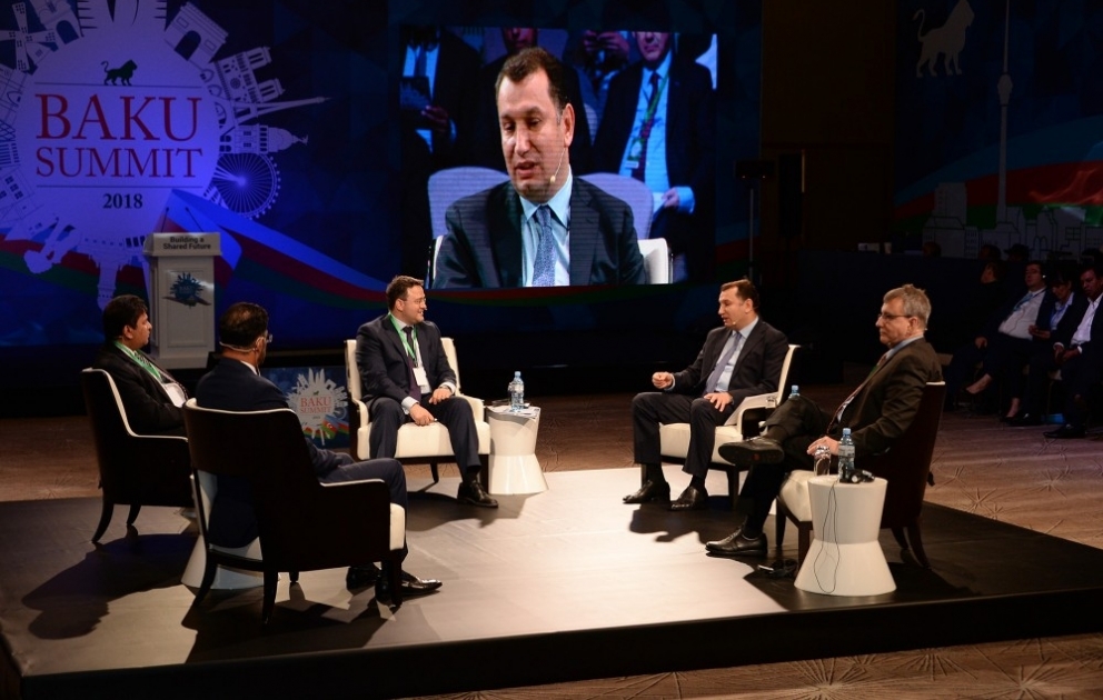 Bakı sammitinin ikinci panel iclası iqtisadi azadlıqlar mövzusuna həsr edilib  VİDEO