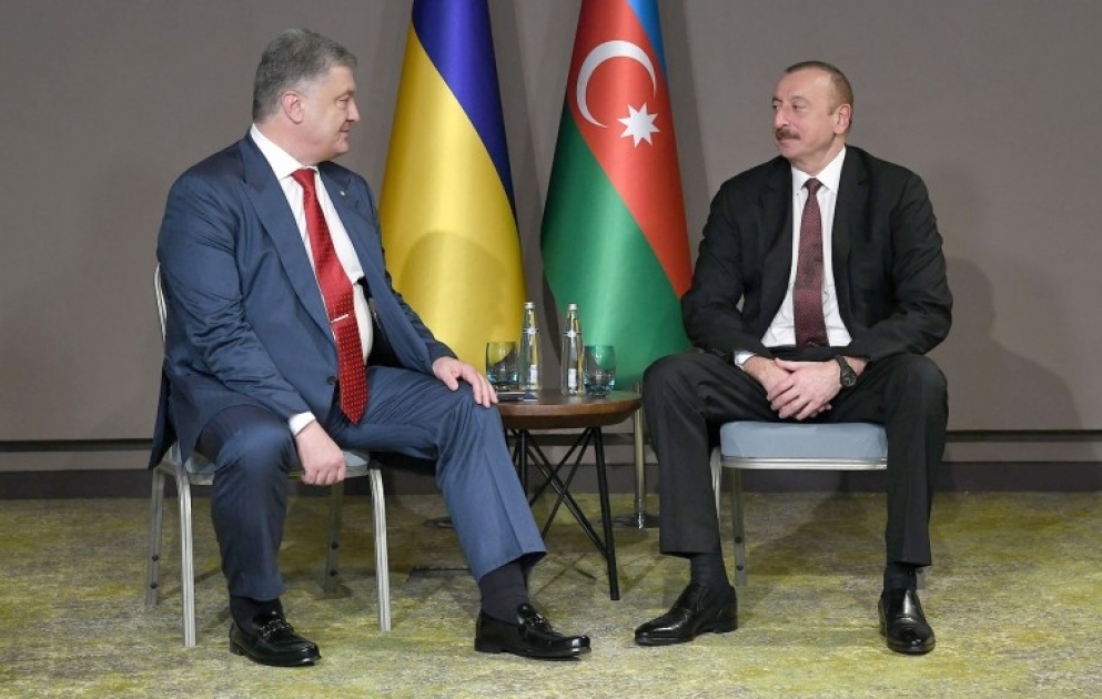 Präsident Ilham Aliyev trifft mit Präsident Petro Poroshenko in Eskisehir VIDEO