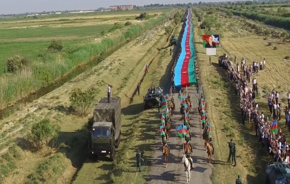 Milli Qurtuluş Günü ilə əlaqədar Dövlət Sərhəd Xidmətinin hərbi qulluqçularının “Zəfərə doğru” bayraq yürüşü olub  VİDEO