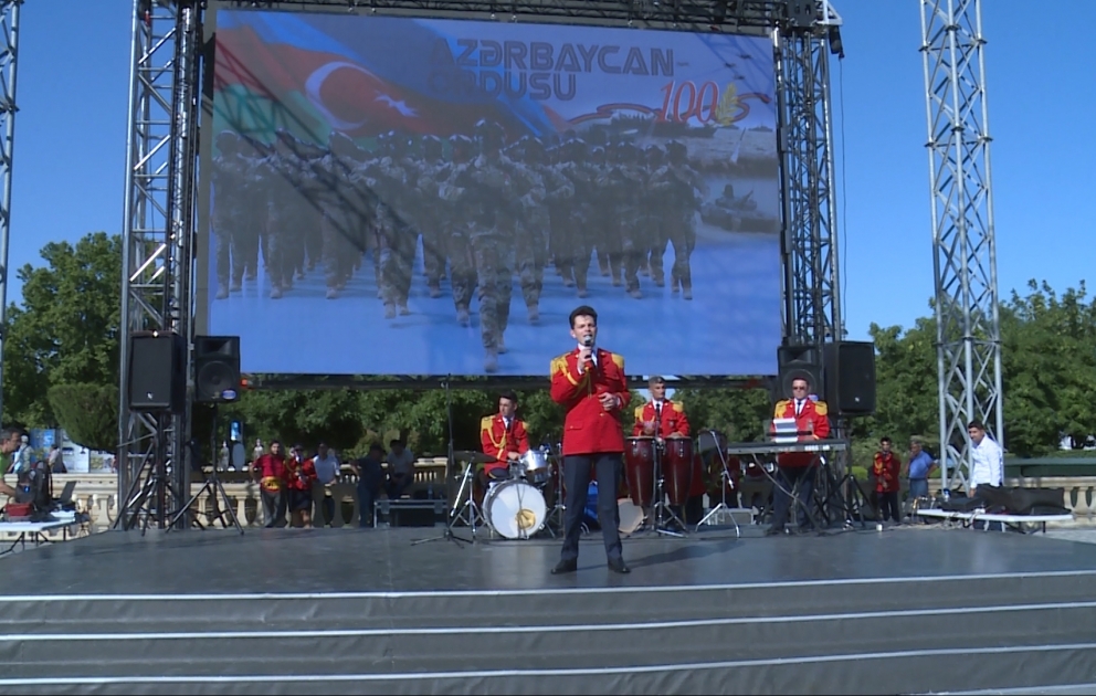 Silahlı Qüvvələrin 100 illik yubileyi münasibətilə Bakıda hərbi mahnılardan ibarət konsert olub VİDEO