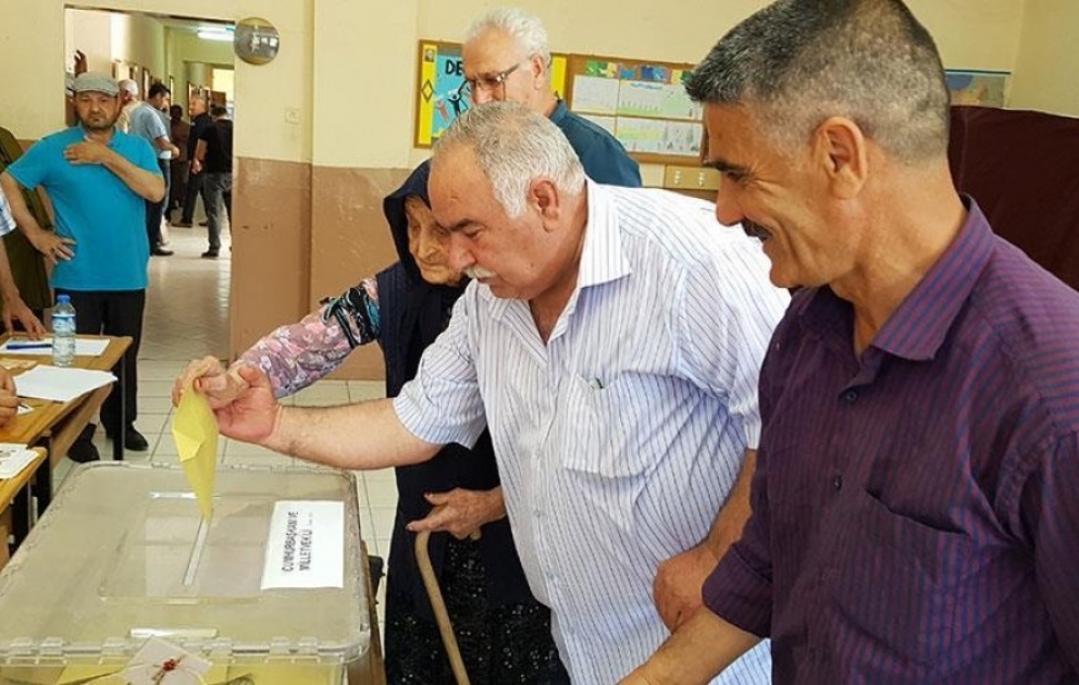 Türkiyədə keçirilən növbədənkənar prezident və parlament seçkilərinə səsvermə seçici fəallığı ilə müşahidə olunub  VİDEO