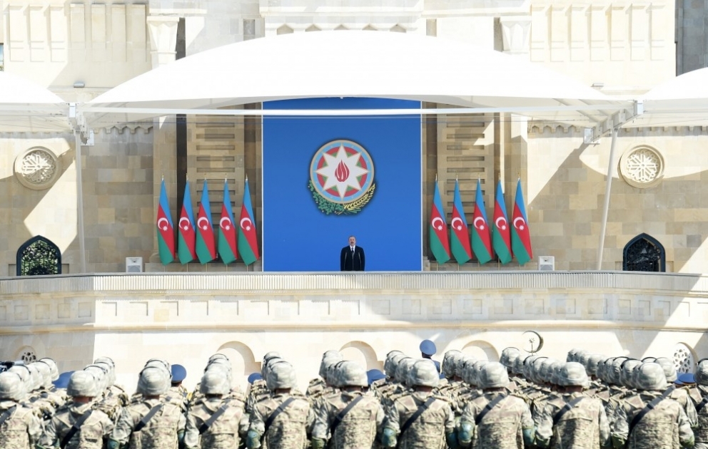 Militärparade zum 100. Jahrestag der Streitkräfte Aserbaidschans in Baku Präsident, Oberbefehlshaber Ilham Aliyev besucht Militärparade VIDEO
