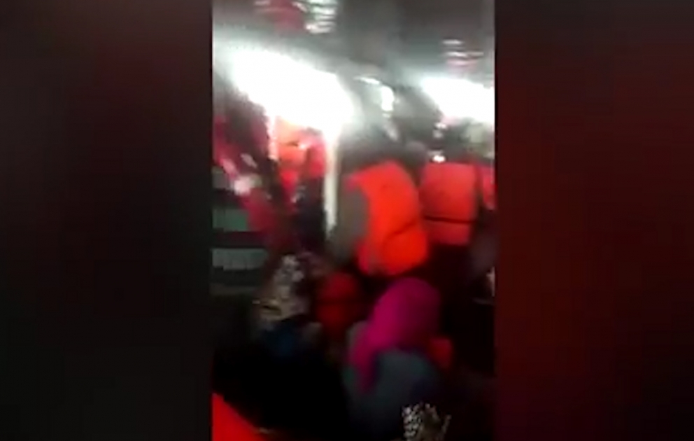 İndoneziyada 139 sərnişini daşıyan bərə çevrilib VİDEO