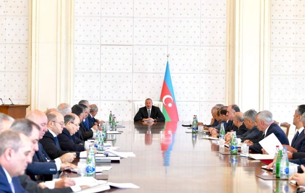 Prezident İlham Əliyevin sədrliyi ilə Nazirlər Kabinetinin 2018-ci ilin birinci yarısının sosial-iqtisadi inkişafının yekunlarına və qarşıda duran vəzifələrə həsr olunan iclası keçirilib YENİLƏNƏCƏK VİDEO